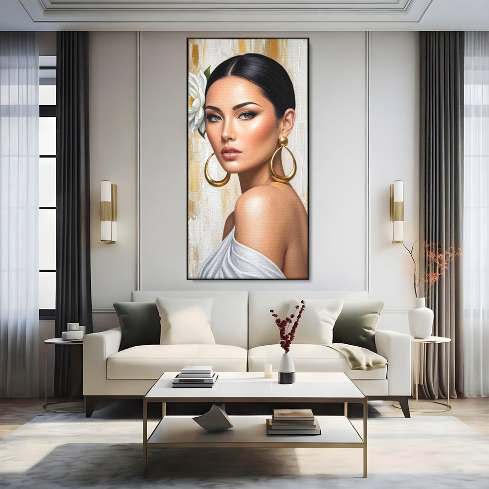 Tablou canvas cu tablou canvas cu portret de femeie, in rama de aluminiu negru, pe perete intr-un living